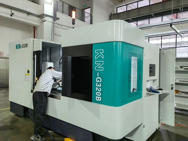 آلة طحن العتاد